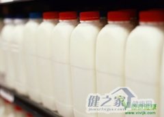 孩子喝变质牛奶后送医 乳业公司称谈钱伤感情