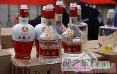 新疆破获制售假酒案案值8百万 假酒包装比真酒都好