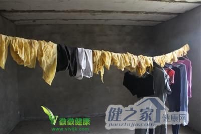 西安豆腐黑作坊：豆腐上晾晒袜子内衣不时滴水