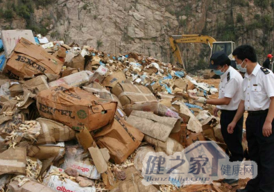 广西对非法入境的冻鸡爪进行销毁处理