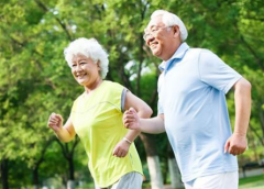 适合中老年人的运动量小，负荷轻，锻炼适度的运动