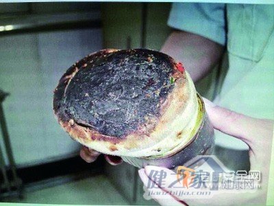 煎饼摊用袜子内裤当油擦引热议 食品安详监管不容忽视