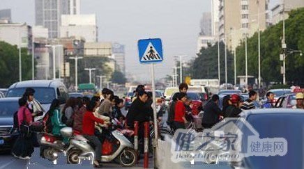 中国式过马路 从众心理在作祟